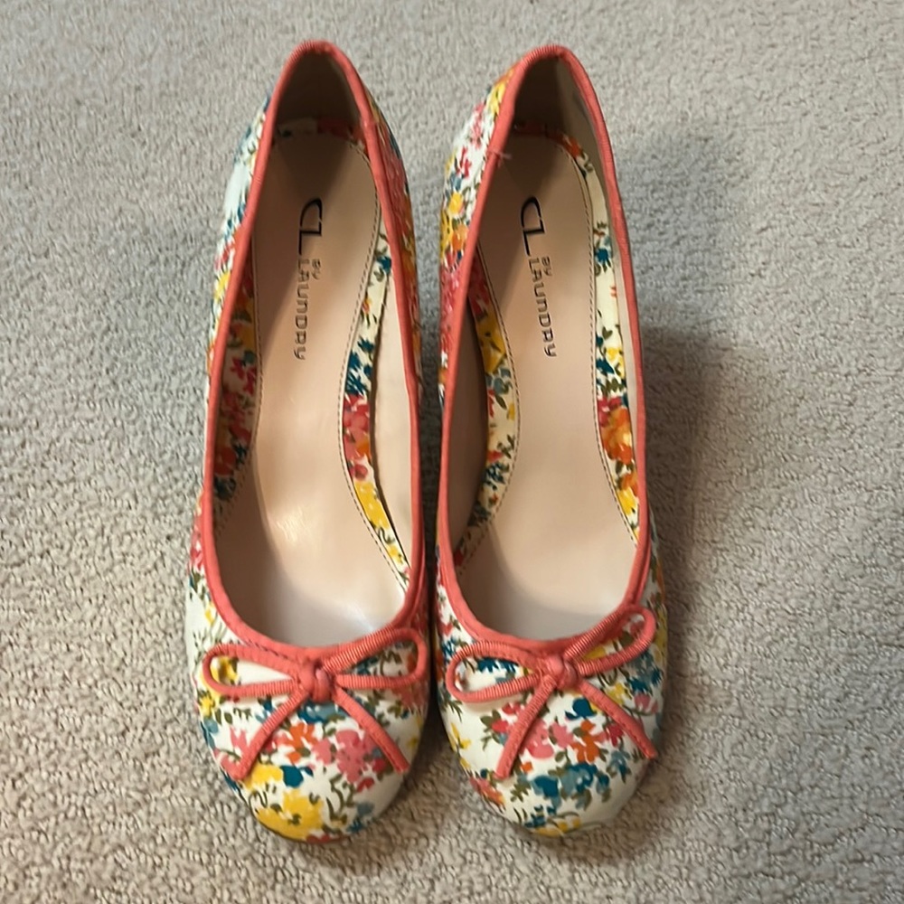 Vintage CL by Chinese Laundry Peach Floral Closed Toe Heels, Size 6 Women's